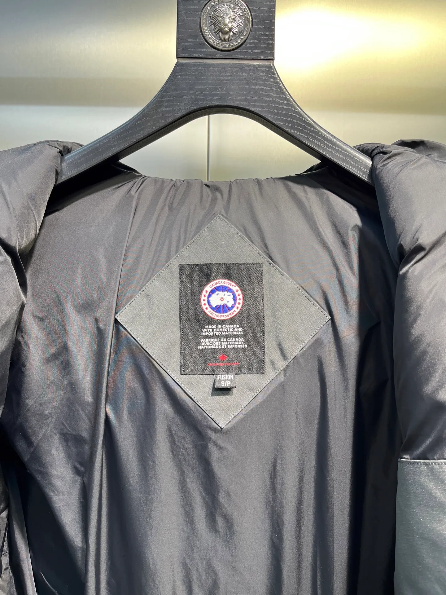P860 Canada Goose 14 models Canada Goose🌟 Natural Siberian coyote fur collar, the delicate and strong feel, is the sense of life that comes from the erosion of natural wind and frost! Authentic version! All the details are in place! The fabric is made of high-density nano-level waterproof fabric, which is windproof and wear-resistant, and has a certain thickness! The down is 90% national standard white duck down, which can be taken for testing. It uses an imported down flushing machine for accurate down flushing! The grams are guaranteed to be the same. It will not be like the hand racing in small workshops, resulting in more velvet here and less velvet there. The zipper is the YKK brand used by Canada Goose! Smooth and comfortable on both sides! In order to prevent cold wind from pouring in, a double closure design is adopted. On the premise of the traditional zipper fly, a secondary closure with large military buttons is used to bring better warmth retention effect. It retains the classic hooded design and uses super large luxurious wolf fur to protect against wind and cold! The fur collar is removable! It doesn’t matter how low the temperature is this winter, a big goose suit is enough. I’ll give you the wind and temperature!  Size: s-xxl